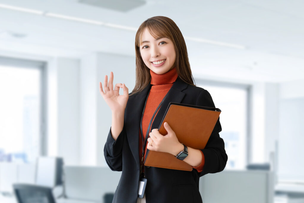 OKポーズをする笑顔の女性