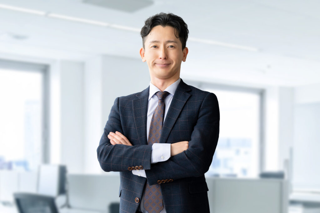 腕組みをする男性ビジネスマン