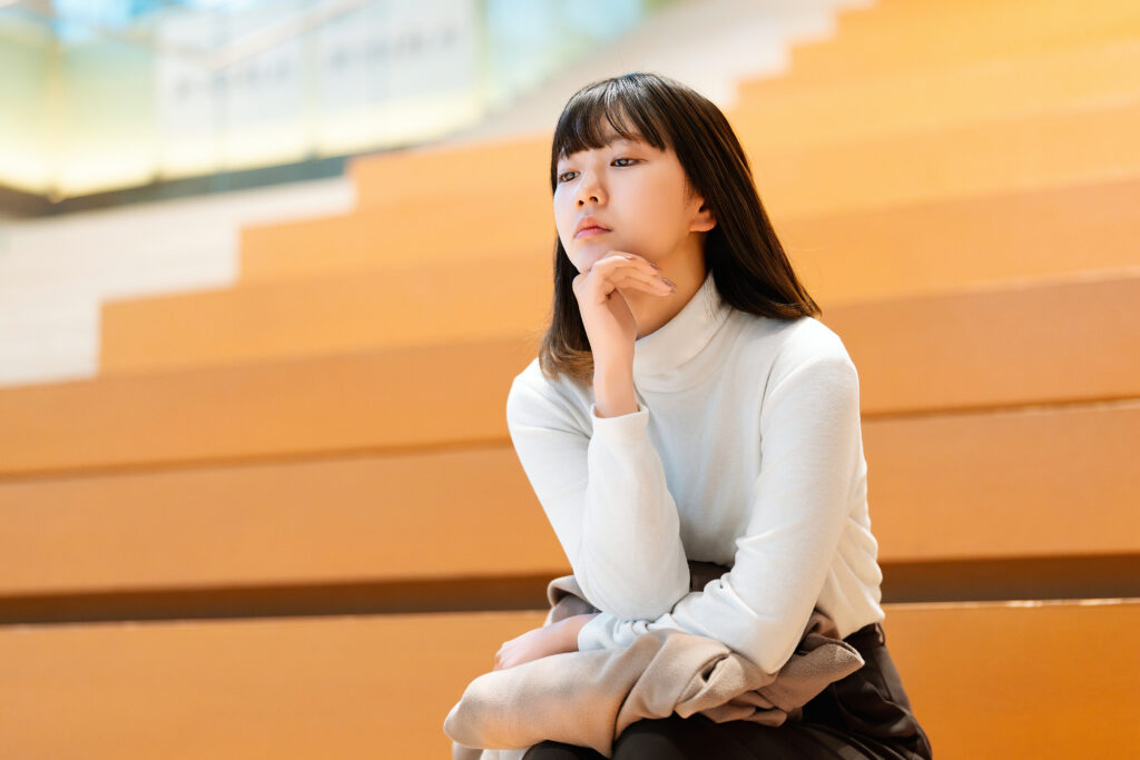 考えごとをする女性