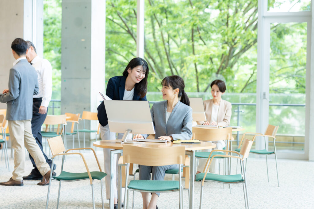 オフィスで働くビジネスパーソン