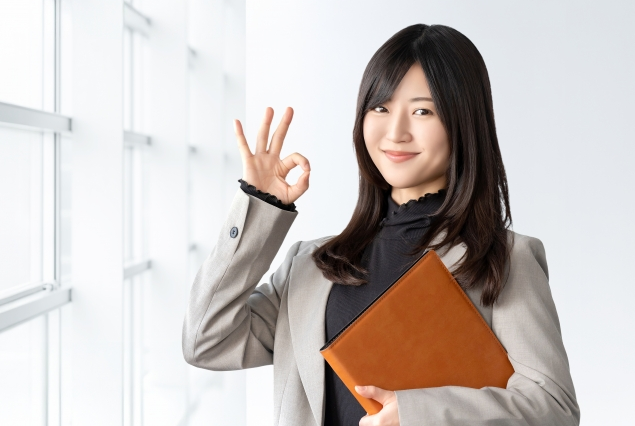 OKポーズをする笑顔の女性