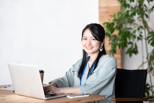 オフィスでパソコンを使うビジネスウーマン