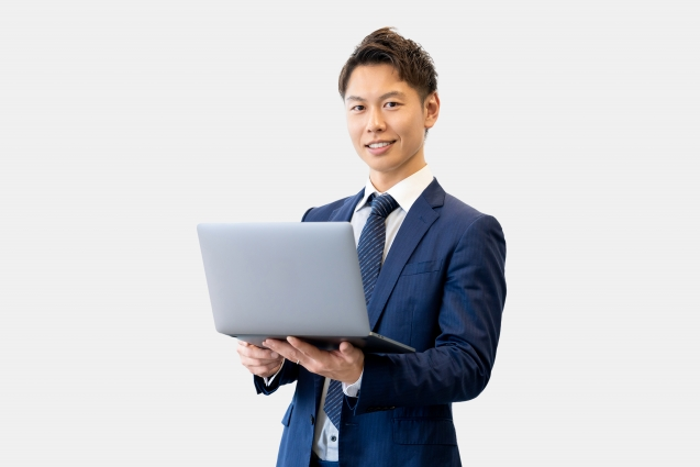 パソコンを持つ笑顔の男性ビジネスマン