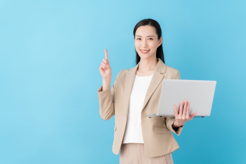 青バックの若いビジネスウーマン