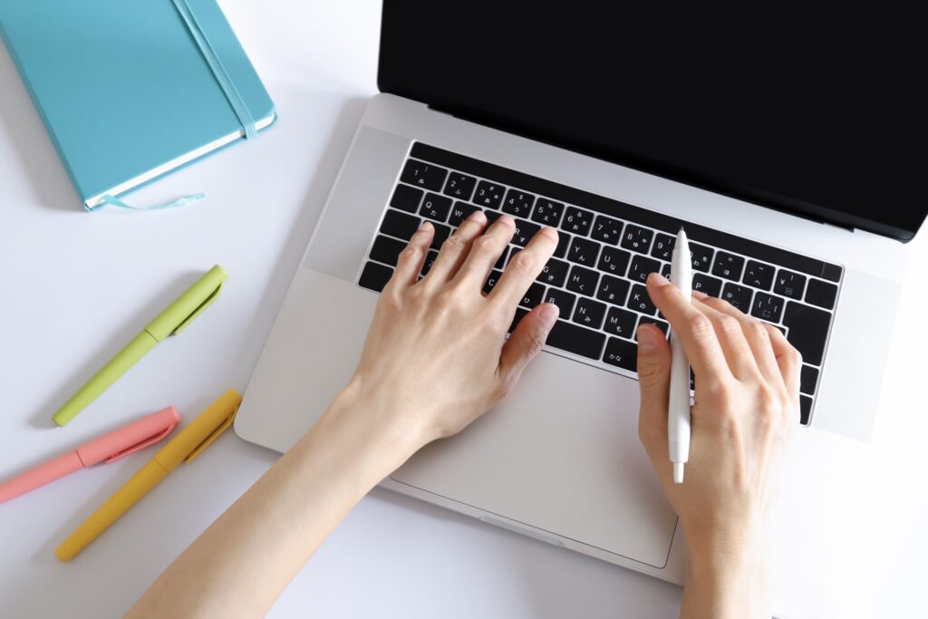 パソコンを使う手元　ビジネス素材