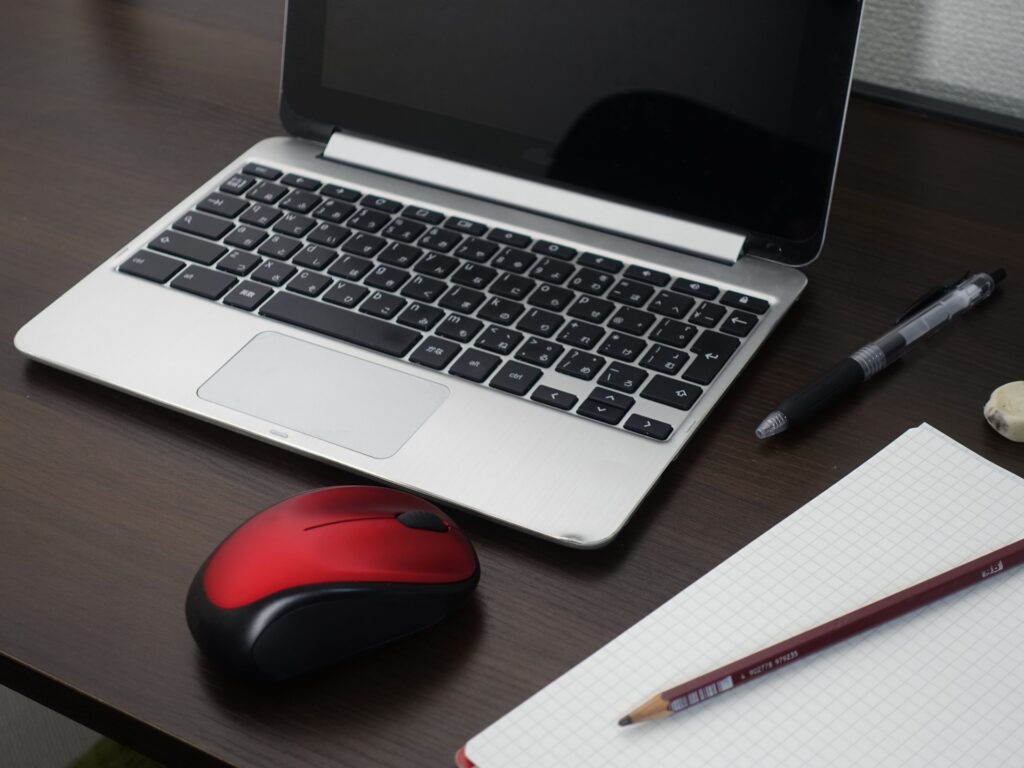 ノートパソコン_クロムブック_机の上にある2_テレワーク