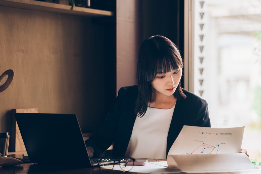デスクワークをするビジネスウーマン