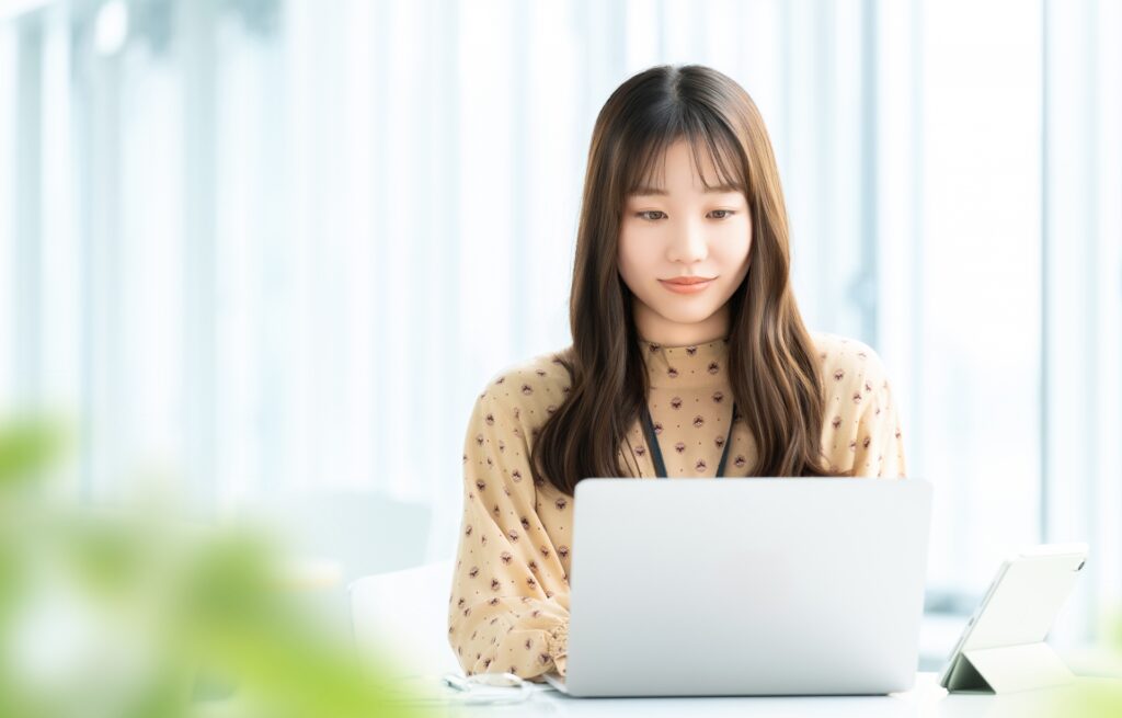 パソコンを使う女性・ビジネスウーマン