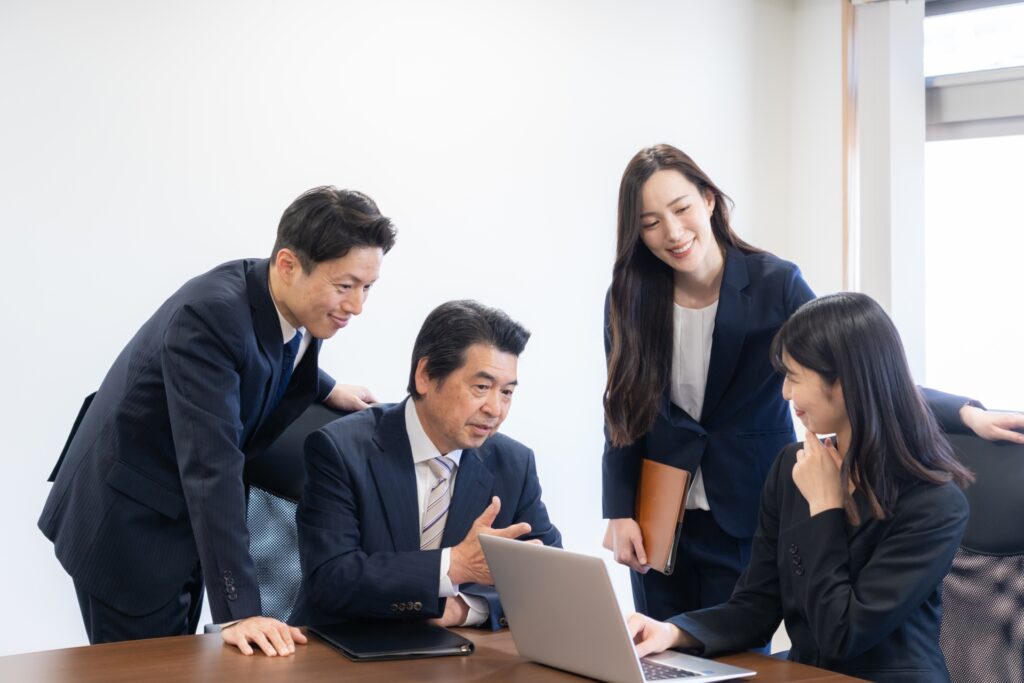 会議をする男女のビジネスマン