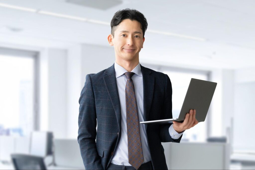 ノートパソコンを持つ男性ビジネスマン