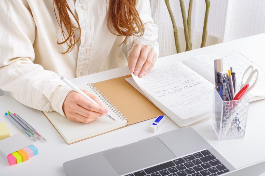 学び直しをする大人の女性