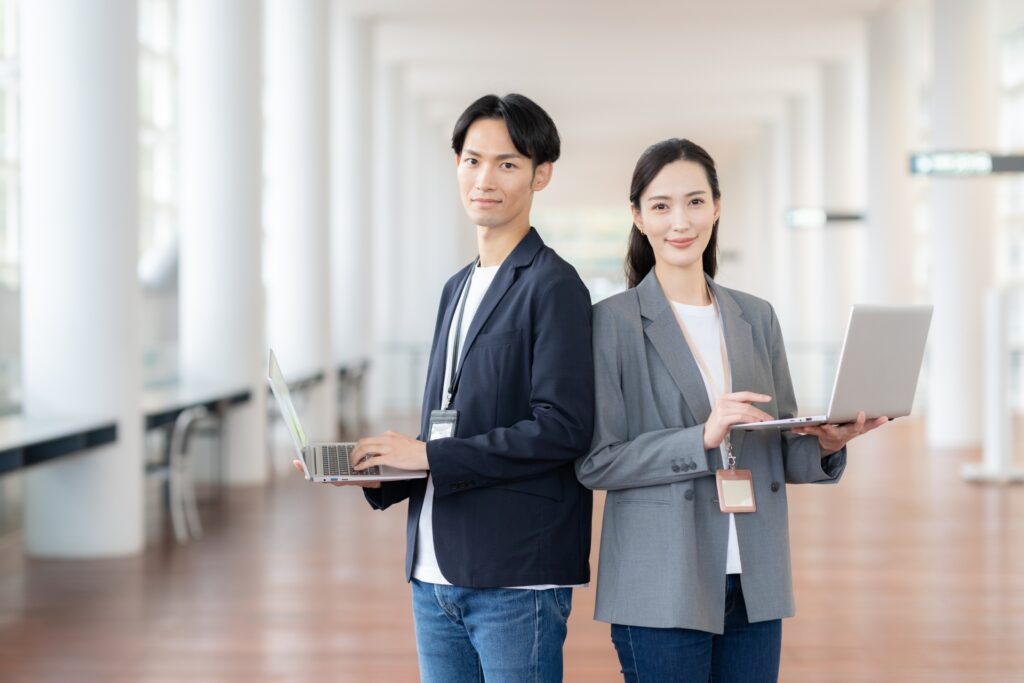 会議をする男女のビジネスマン