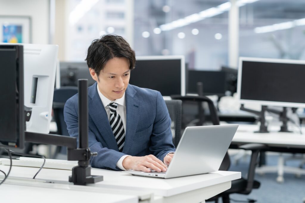 オフィスで仕事をする若いビジネスマン