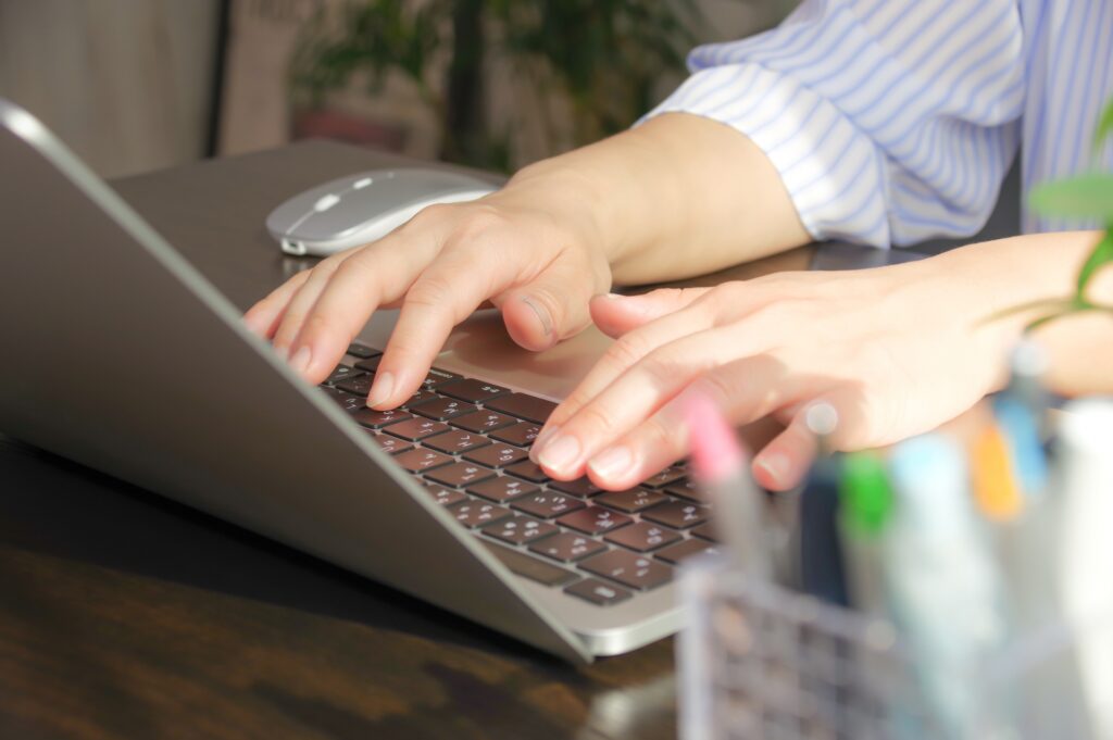 パソコンを操作する女性の手元