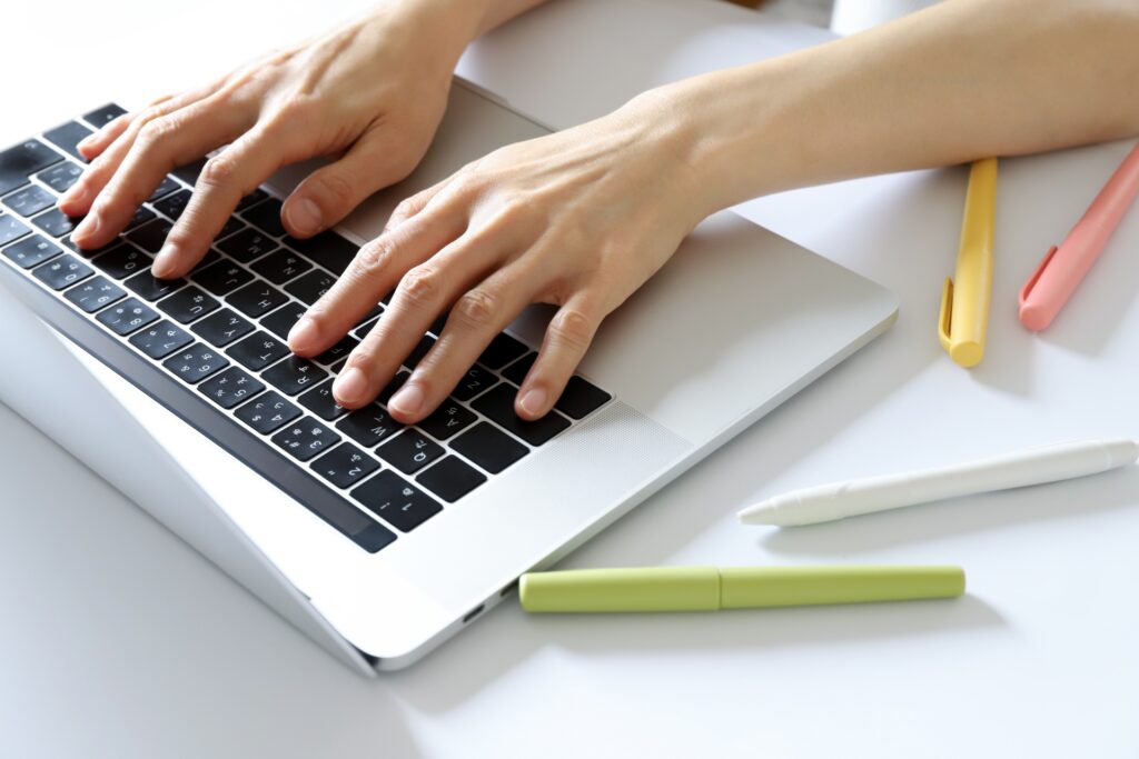 パソコンを使う手元　ビジネスシーン