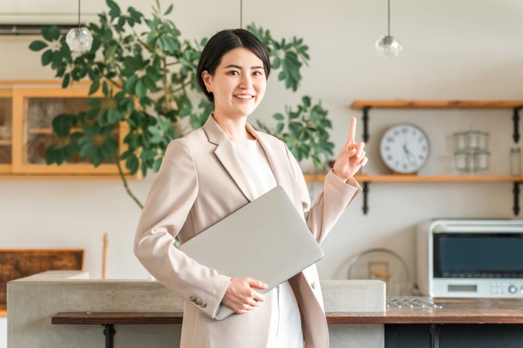 ノートパソコンを持つおしゃれな女性