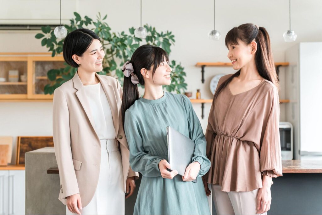 パソコンを持つビジネスウーマン・働く女性