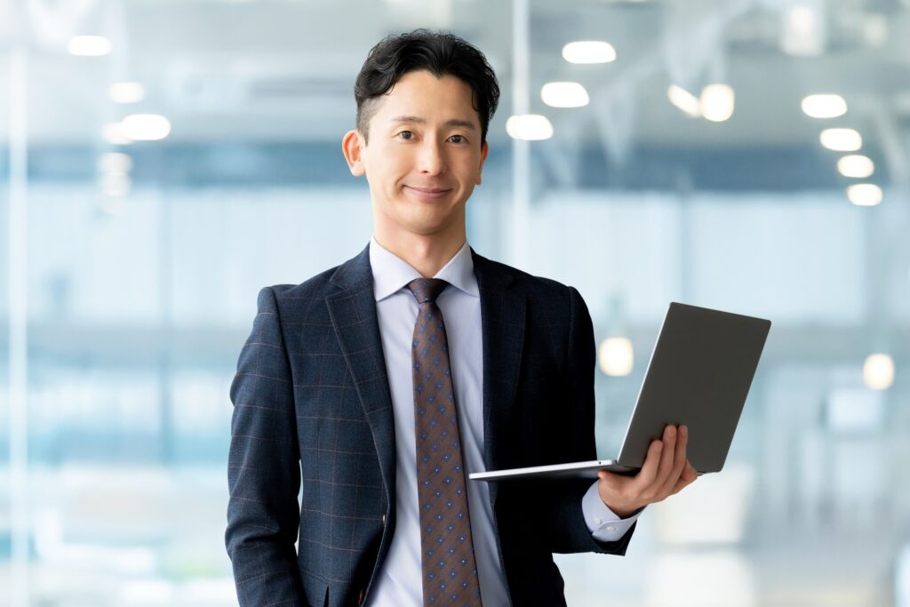 ノートパソコンを持つ男性ビジネスマン