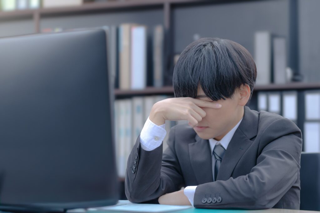 悲しみにくれるビジネスマン