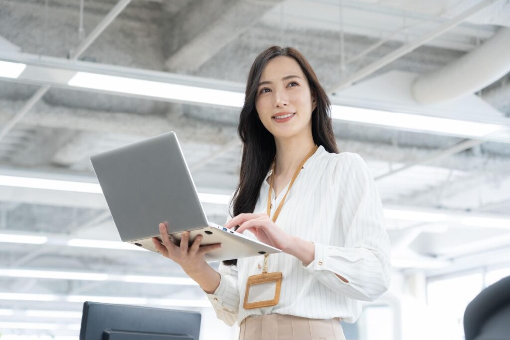 オフィスカジュアルの若い女性エンジニア