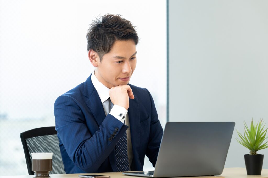 ノートパソコンを使う男性ビジネスマン
