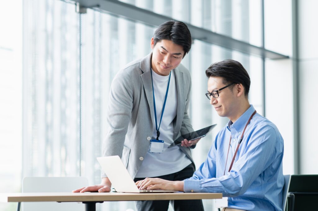 オフィスで打合せするビジネスマン