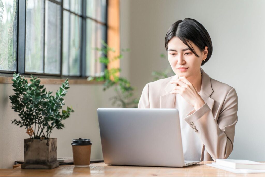 カフェでテレワーク・ノマドワークする女性