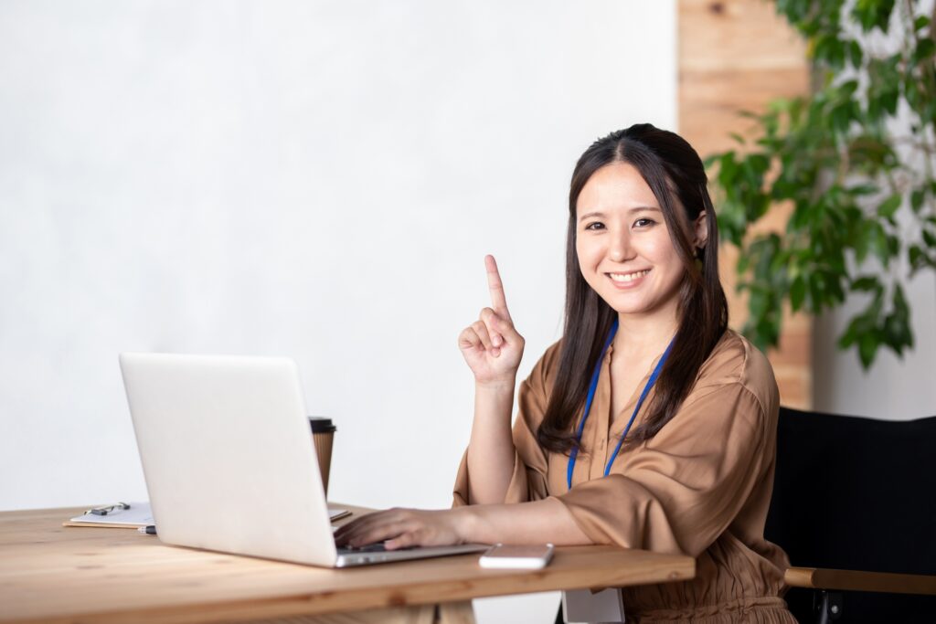 オフィスでパソコンを使うビジネスウーマン