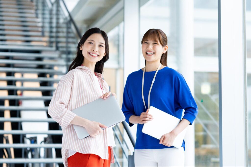 オフィスで働くビジネスウーマン