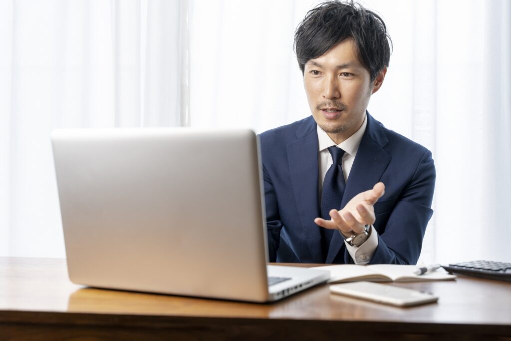 在宅ワークのスーツの男性