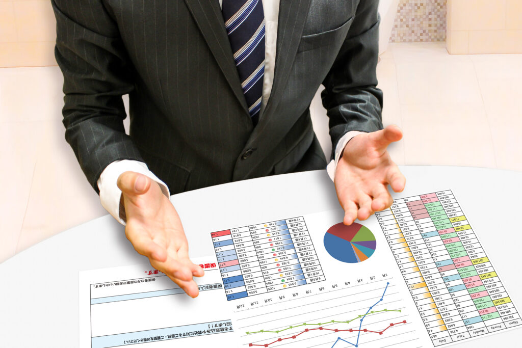 資料の説明をする社会人