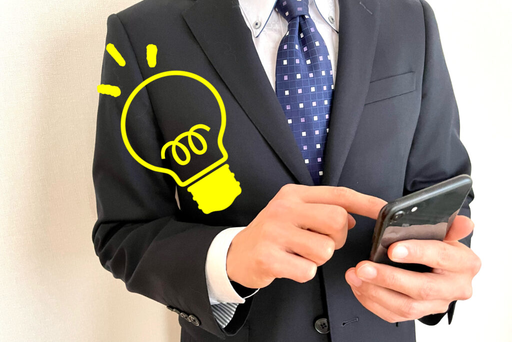 ケータイを持つサラリーマン