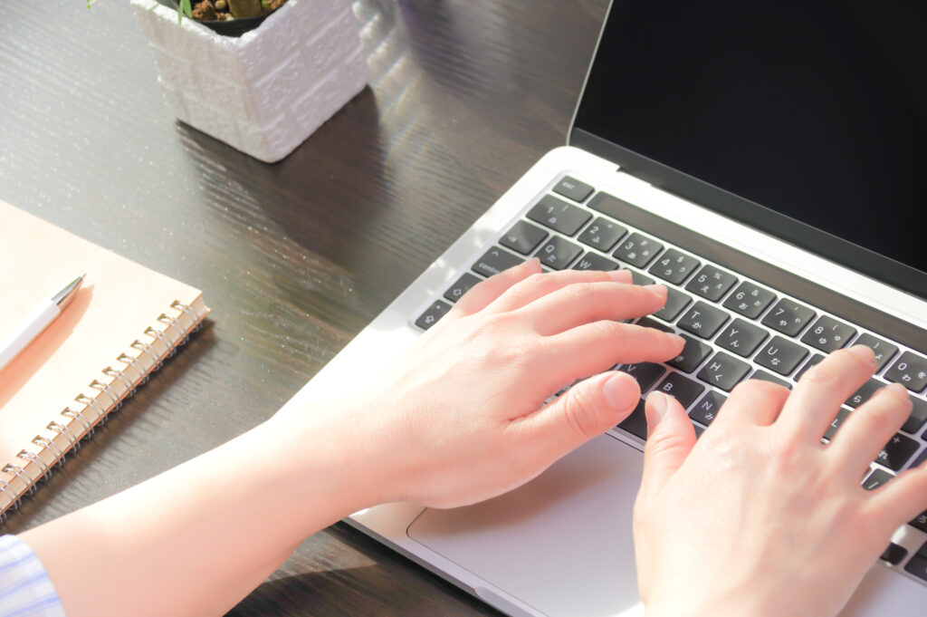 パソコンを操作する女性の手元