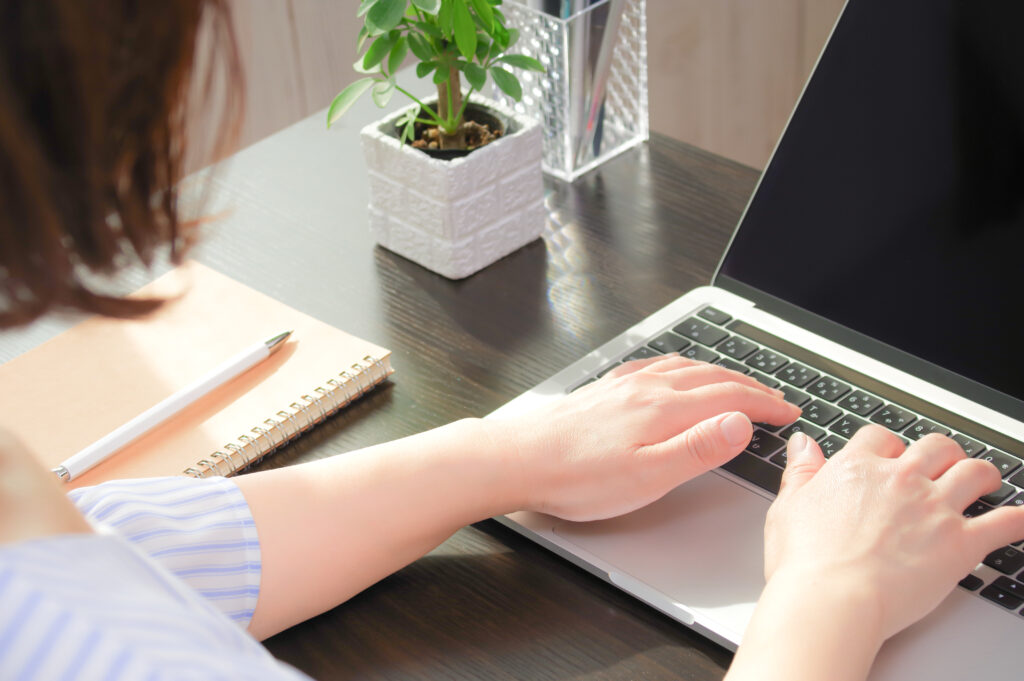 パソコンを操作する女性の手元