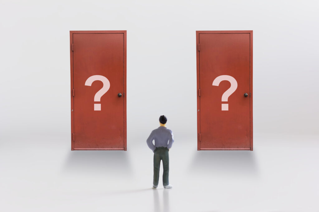 扉の前に立つビジネスマン