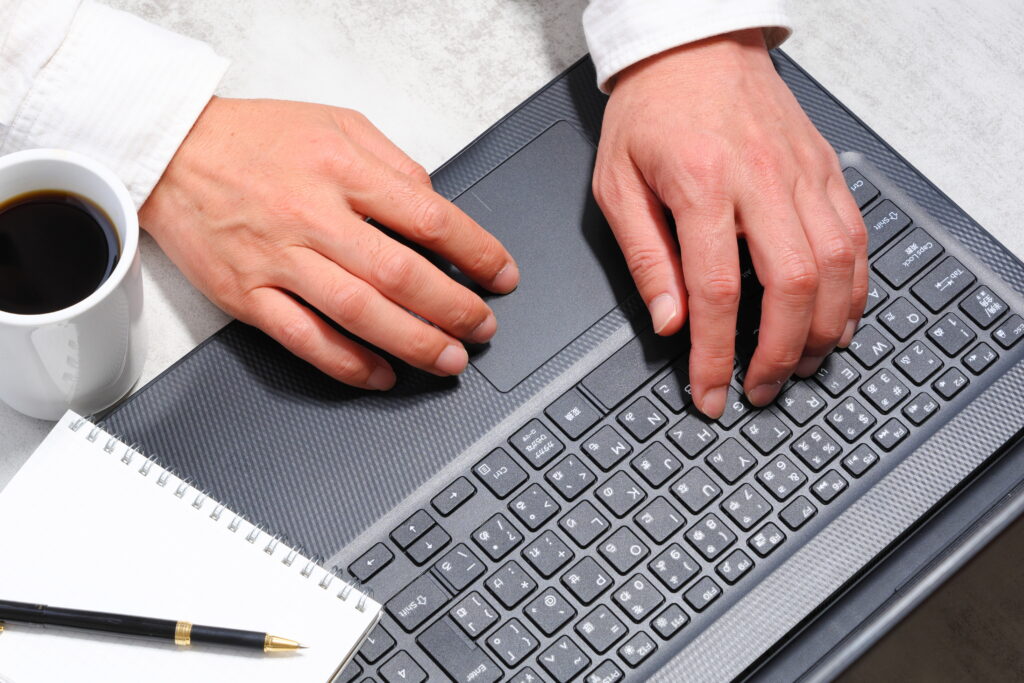 ノートパソコンを使う人