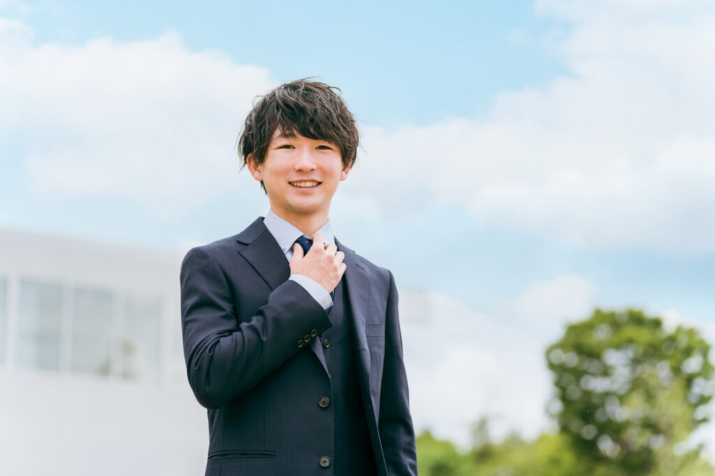 青空と若いスーツ姿のビジネスマン