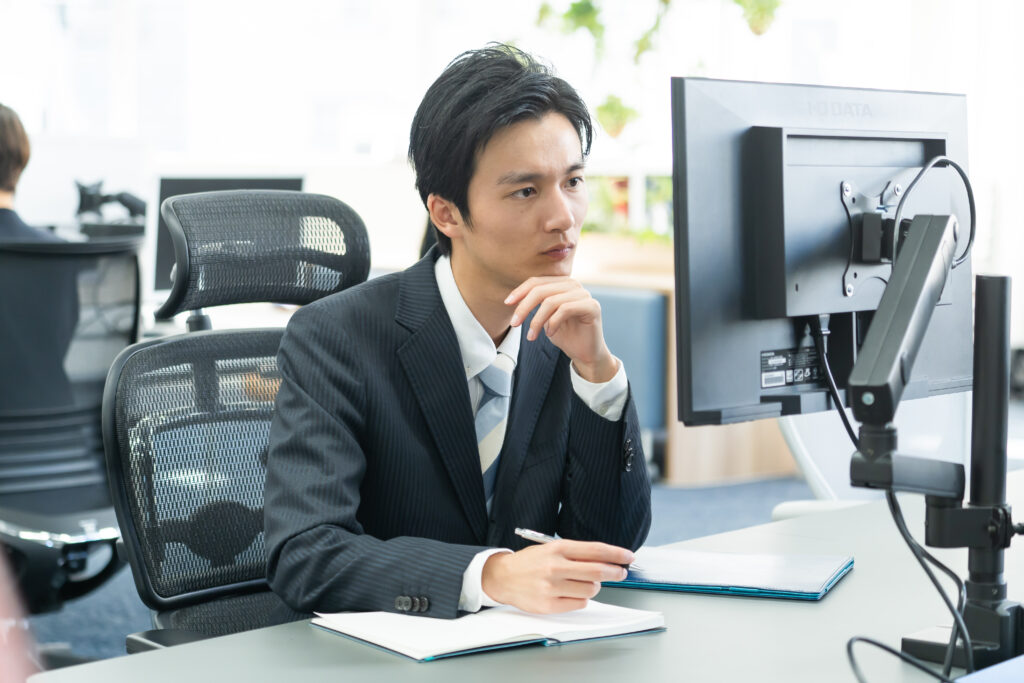 パソコン作業をするビジネスマン