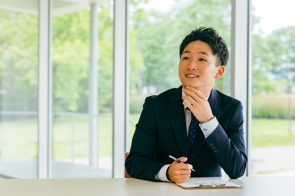 企画を考えるビジネスマン