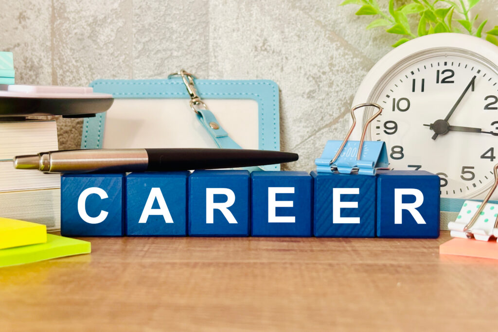 机の上にキャリアのブロック