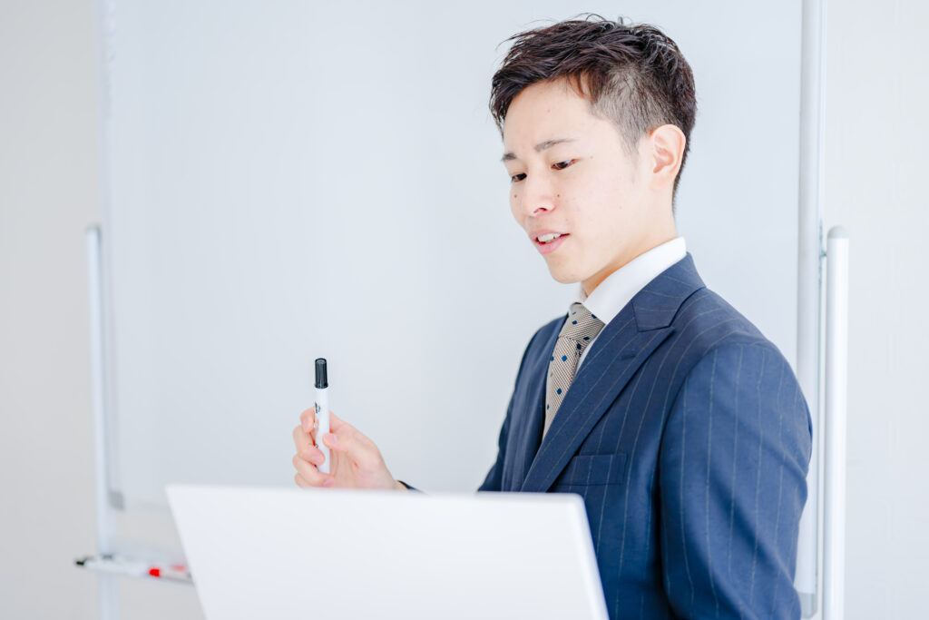 プレゼンするビジネスマン