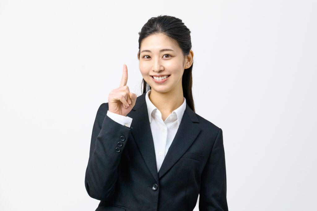 若いスーツの女性