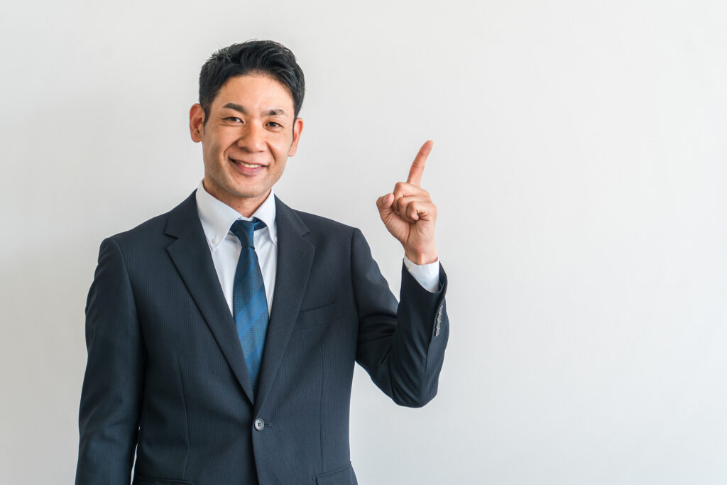 案内・紹介するスーツ姿のビジネスマン