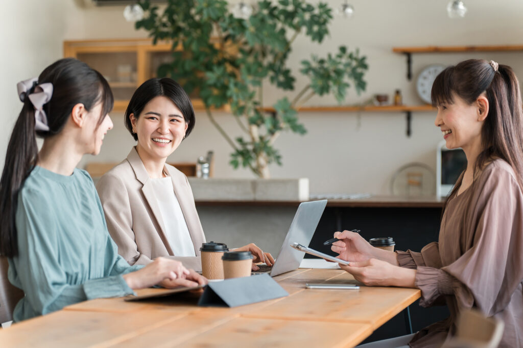書類・資料を見ながら会議をする女性