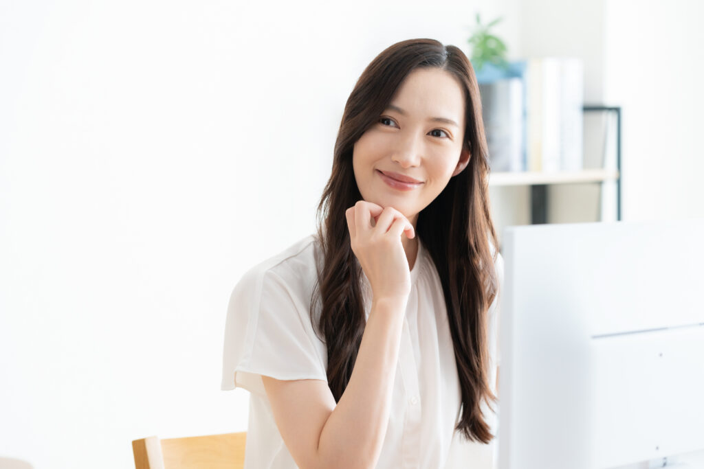 リビングでテレワークをする若い女性