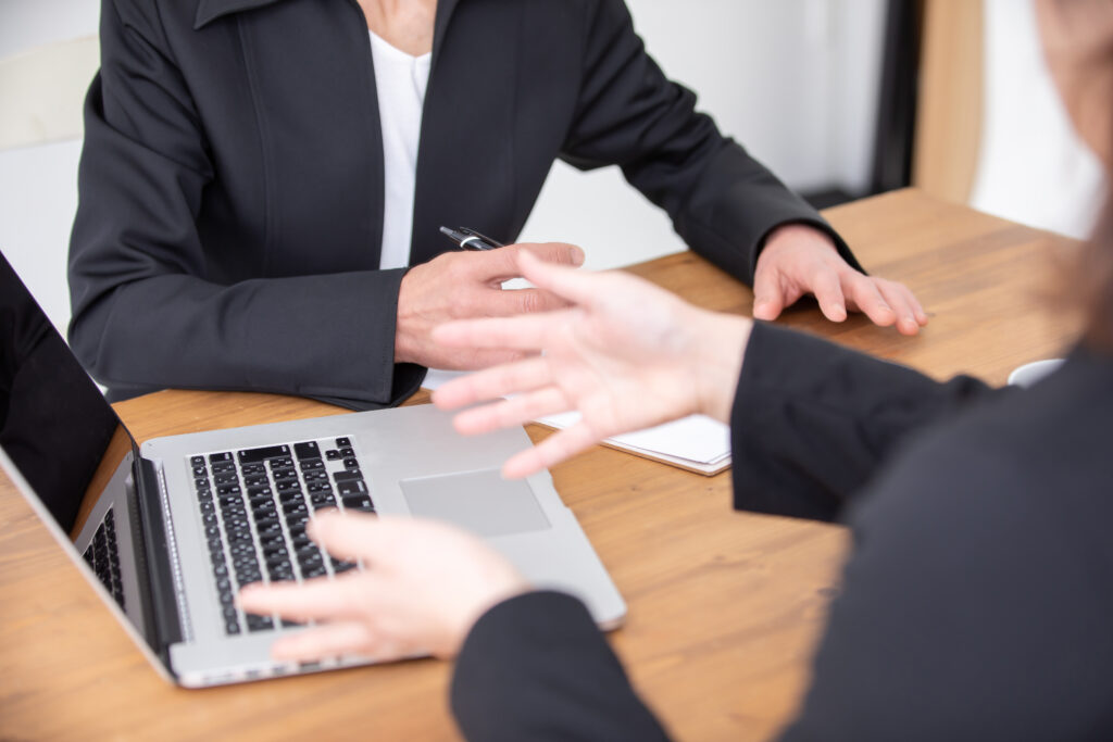 相談を受ける女性スタッフ