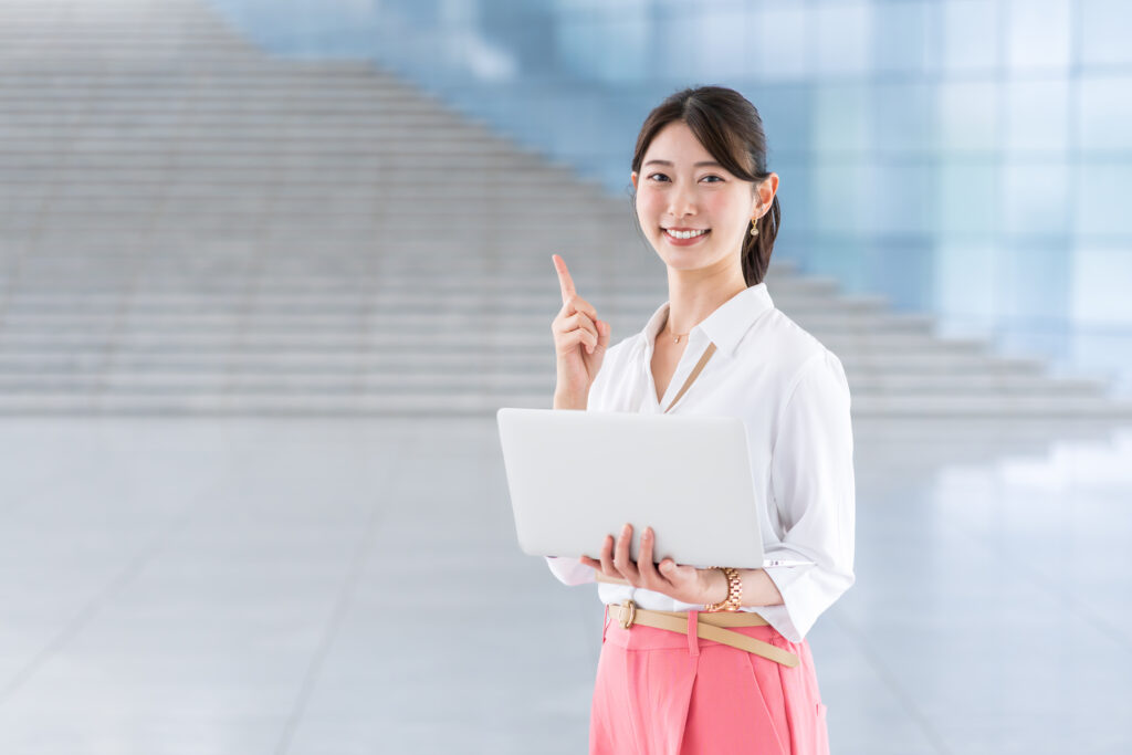 ノートパソコンを使うビジネスウーマン