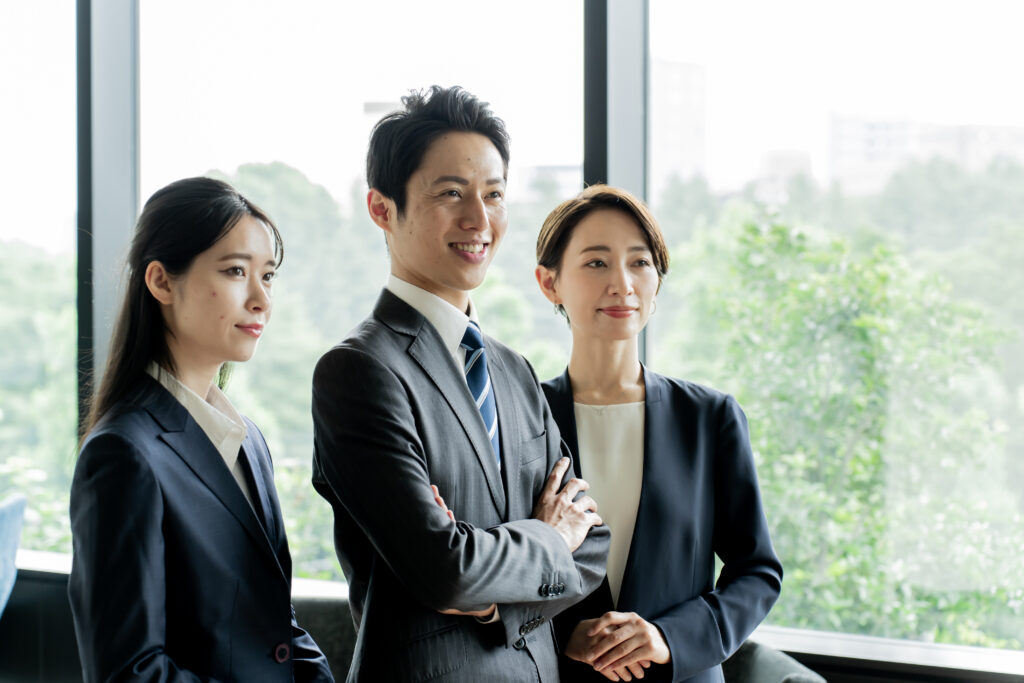 スーツを着た男女