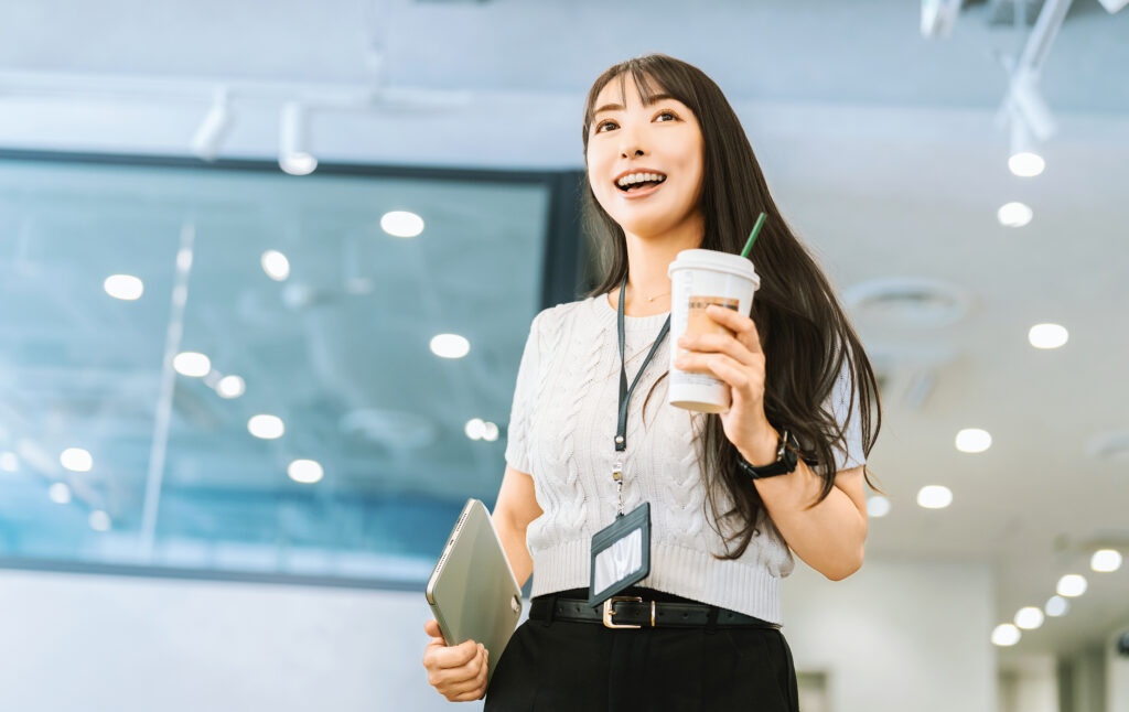 オフィスを歩く女性