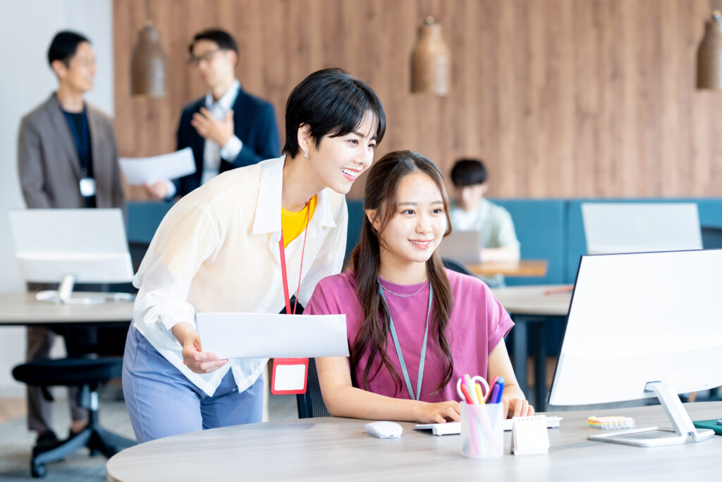 オフィスで働くビジネスウーマン